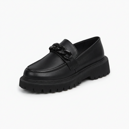 Mocassin plateforme noir verni pour femme avec chaînette décorative, vu de face sur fond neutre.