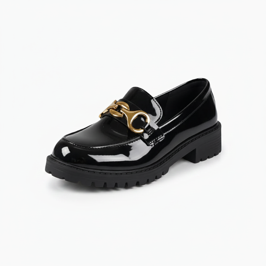 Mocassin plateforme noir vernis, élégant et confortable, vu de face avec détails fins.