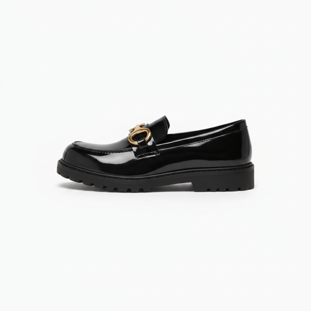 Vue de dessus du mocassin femme noir vernis, soulignant son éclat et son design contemporain.