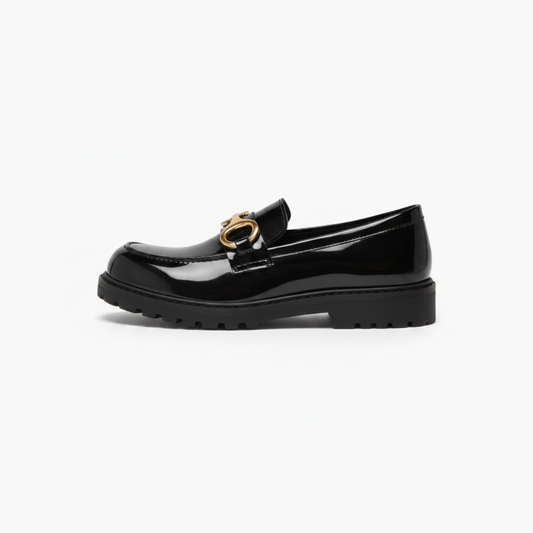 Vue de dessus du mocassin femme noir vernis, soulignant son éclat et son design contemporain.