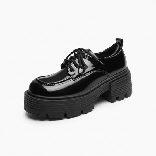 Mocassin plateforme vernis noir femme, vue de face élégante et brillante sur un fond neutre.
