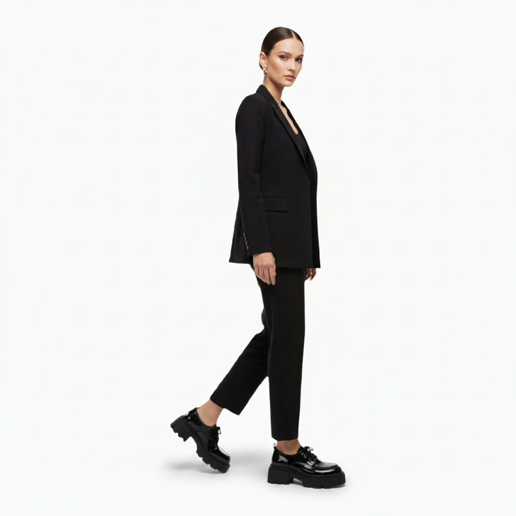 Mocassins plateforme noirs portés avec un pantalon tailleur, alliant chic professionnel et confort.