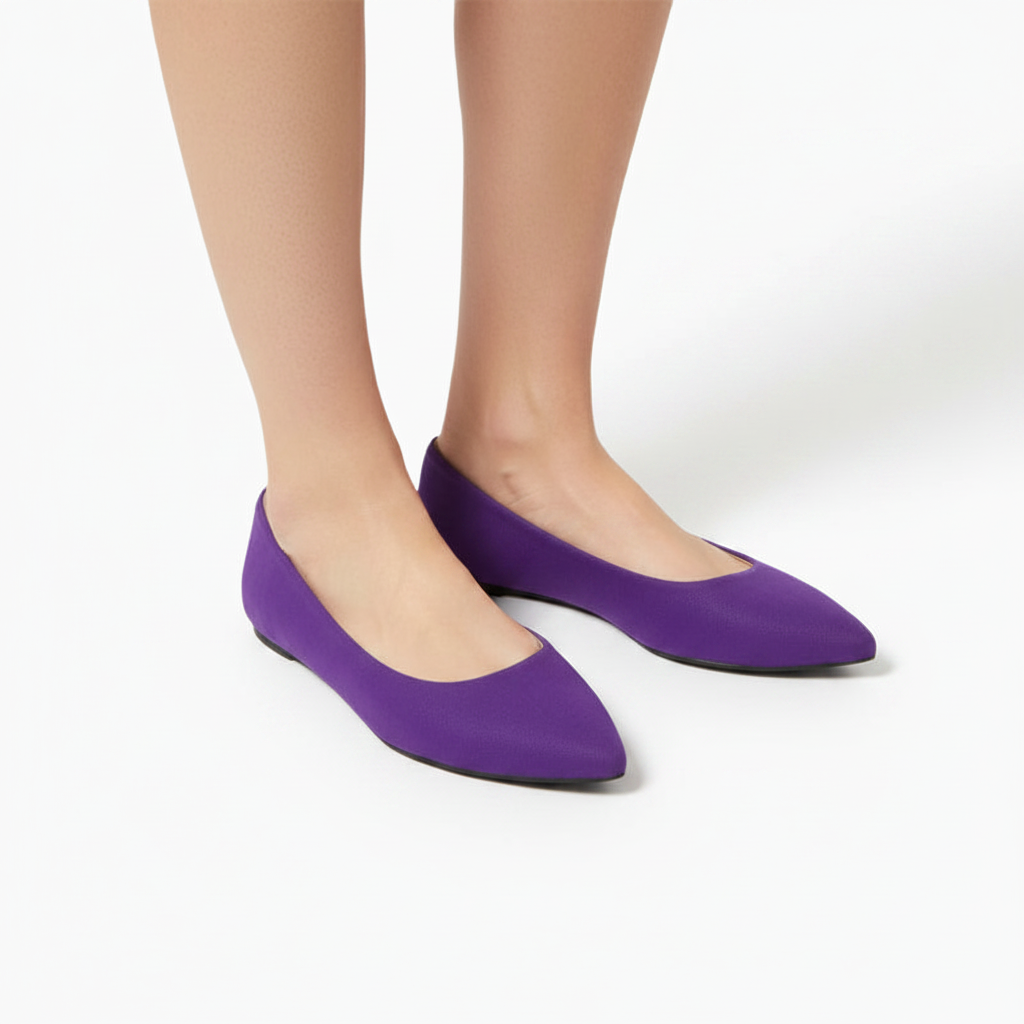 Mocassin en daim pourpre porté par une femme, ajoutant une touche de sophistication à une tenue décontractée chic.
