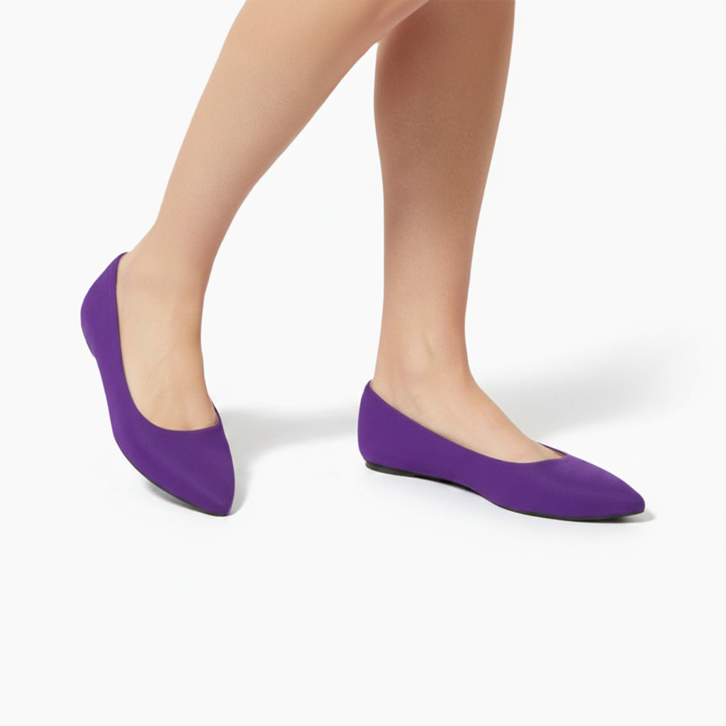 Détail du dessus d'un mocassin pourpre, avec ses coutures délicates et son empiècement classique distinctif.