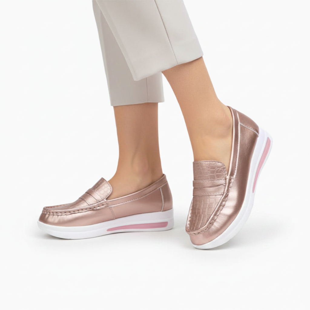 Mocassins roses pailletés portés avec un jean décontracté, apportant une touche chic et lumineuse au quotidien.