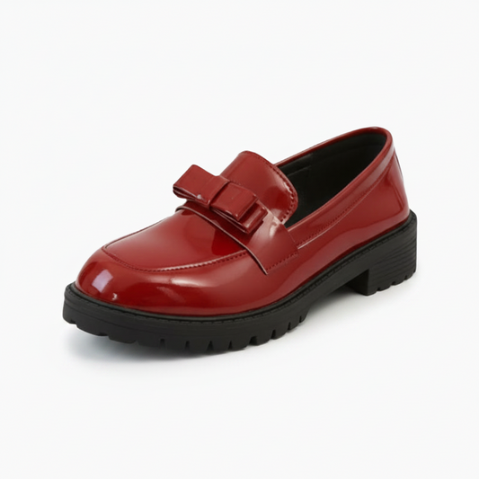 Mocassins rouges brillants pour femme, offrant un confort raffiné et un style audacieux pour toutes les occasions.