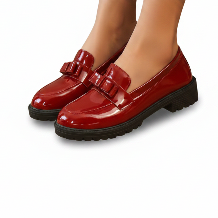 Intérieur doublé des mocassins rouges brillants, assurant un confort absolu et une douceur incomparable.