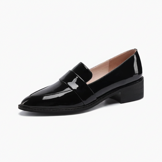 Mocassins noirs vernis à talon pour femme, élégamment posés sous un angle frontal-latéral.