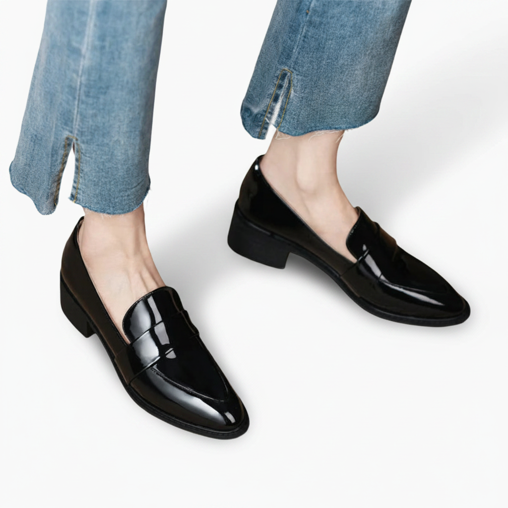 Vue détaillée de l'empeigne du mocassin noir, avec ses coutures raffinées et son ornement discret.