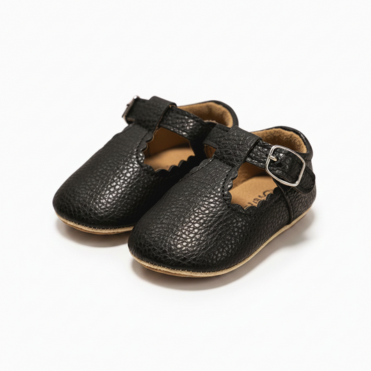 Mocassins bébé noirs en cuir PU, élégants et confortables pour les premiers pas.