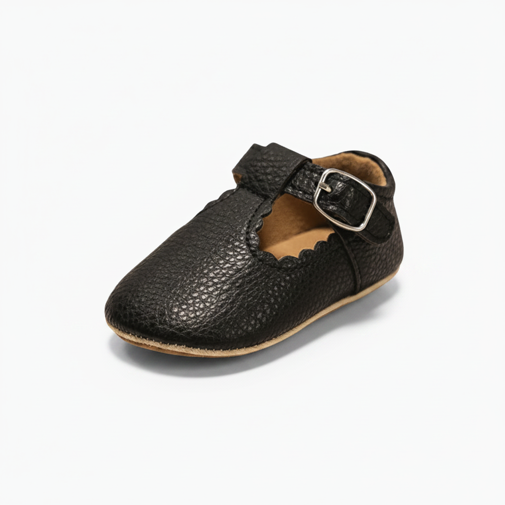 Mocassins bébé noirs offrant liberté de mouvement et protection pendant le jeu.